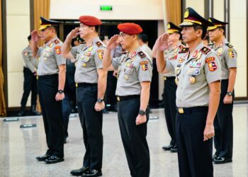 Kapolri Jenderal Listyo Sigit Prabowo memimpin upacara korps raport atau kenaikan pangkat setingkat lebih tinggi terhadap 13 Perwira Tinggi (Pati) Polri. Jumat 17/11/2023.