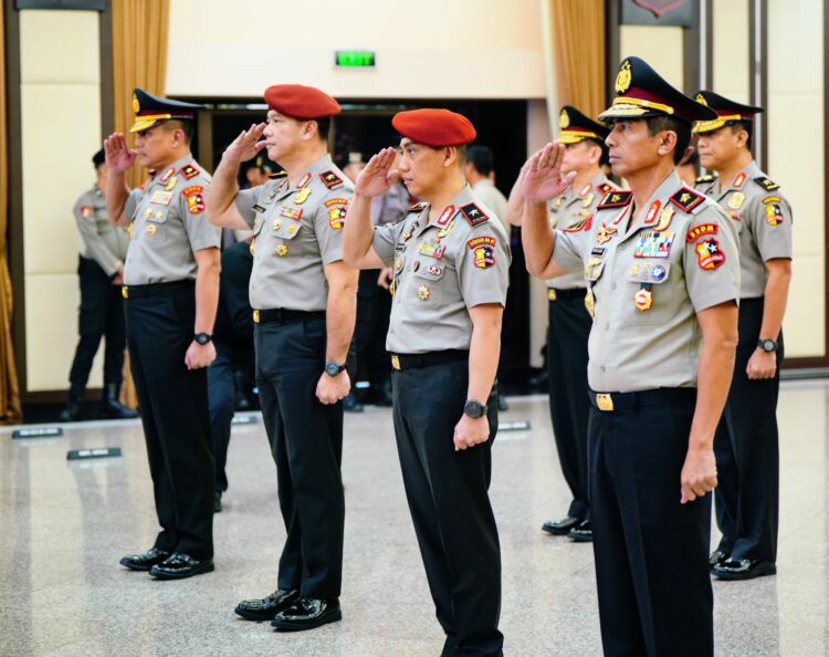 Kapolri Jenderal Listyo Sigit Prabowo memimpin upacara korps raport atau kenaikan pangkat setingkat lebih tinggi terhadap 13 Perwira Tinggi (Pati) Polri. Jumat 17/11/2023.