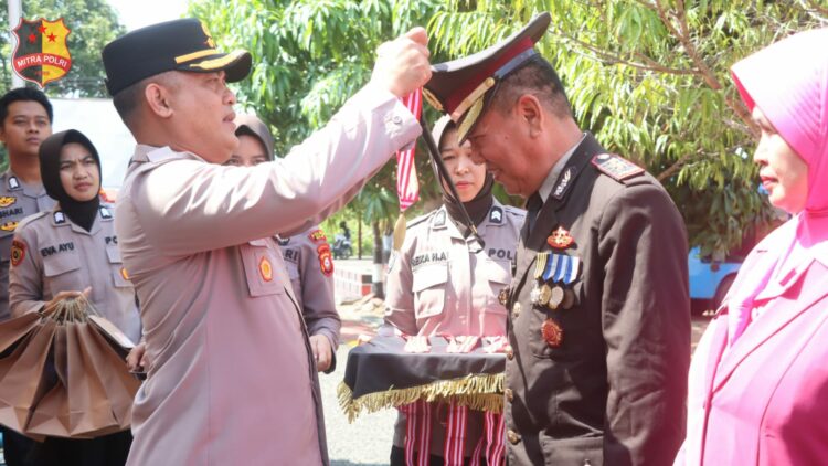 Polres wajo laksakan Kegiatan purnabakti dipimpin langsung oleh Kapolres Wajo AKBP H. Fachtur Rochman Jum'at (17/11/2023) didampingi Wakapolres Wajo, PJU setingkat Kabag, Kasat, Kapolsek jajaran Polres Wajo.