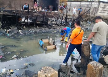 TURUN: Tim Laboratorium Forensik diturunkan untuk mengungkap kasus Ilegal Tapping menyebabkan kebakaran pipa BBM milik Pertamina di Jalan P Halmahera, Lingkungan 10, Kampung Kurnia, Kecamatan Medan Belawan. (Foto Dok/ Polda Sumut)