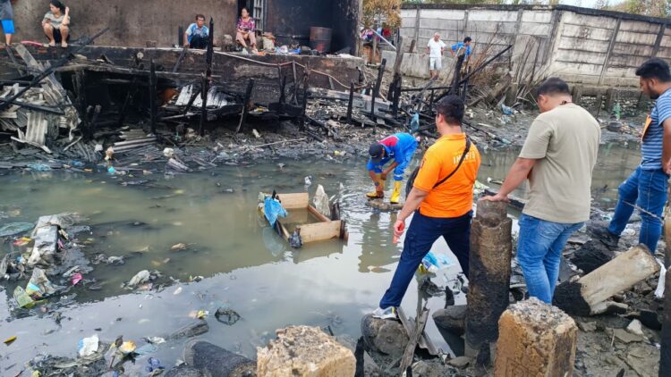 TURUN: Tim Laboratorium Forensik diturunkan untuk mengungkap kasus Ilegal Tapping menyebabkan kebakaran pipa BBM milik Pertamina di Jalan P Halmahera, Lingkungan 10, Kampung Kurnia, Kecamatan Medan Belawan. (Foto Dok/ Polda Sumut)