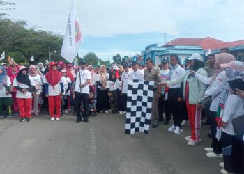 Ribuan Peserta ikut meriahkan jalan sehat dalam rangka memperingati Hari Guru Nasional (HGN) ke 78 tahun Minggu (19/11/23). Kegiatan jalan sehat tersebut dilepas langsung oleh Pj Buputi Fitriany Farhas dengan melanjutkan rute yang telah ditentukan dalam Kompleks Perkantoran Suka Makmue.