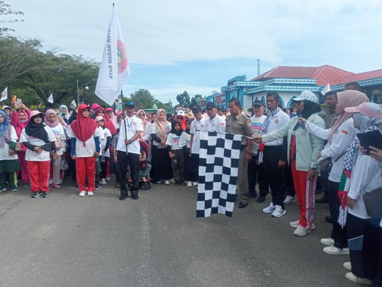 Ribuan Peserta ikut meriahkan jalan sehat dalam rangka memperingati Hari Guru Nasional (HGN) ke 78 tahun Minggu (19/11/23). Kegiatan jalan sehat tersebut dilepas langsung oleh Pj Buputi Fitriany Farhas dengan melanjutkan rute yang telah ditentukan dalam Kompleks Perkantoran Suka Makmue.