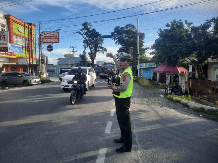Para personel Polres Pematang Siantar  yang selalu siaga di titik Rawan macet khususnya Hari libur. Foto: Dok. Polres Pematang Siantar.