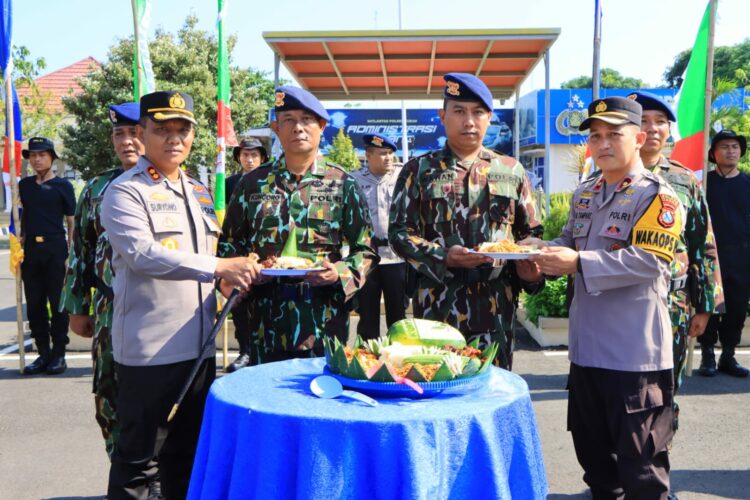 Personel eks Brimob Polres Tuban gelar Tasyakuran di lapangan belakang Mapolres setempat yang dihadiri oleh Kapolres Tuban AKBP Suryono, S.H., S.I.K., M.H., para pejabat utama, Kapolsek jajaran dan anggota Polres Tuban, Senin (20/11/23).