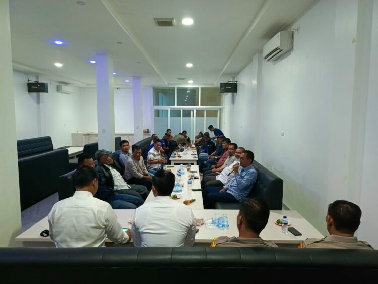 Kasat Intelkam Iptu Devi Iswandi Syahputra, S.H. dan Kasat Reskrim Iptu Winarto, S.H.,M.H.yang baru saja bertugas di Polres Nagan Raya mengadakan pertemuan silaturahmi dengan wartawan dari berbagai media di warung kopi Jeep Kupi2 kawasan Desa Baro Suka makmue.