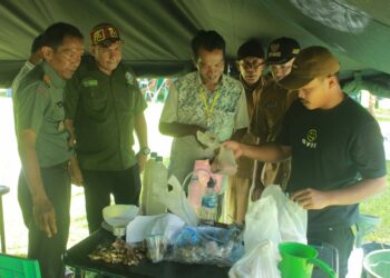 Seluruh Kepala Desa sekabupaten Nagan Raya mengikuti perlombaan membuat pupuk Pola KP2MN di Makodim 0116/Nagan Raya, Senin (20/11/23). Hadir dalam kegiatan ini, Forkopimda Nagan Raya diantaranya Ketua DPRK Jonniadi, SE, Wakil Ketua DPRK, Puji Astuti, Kapolres Nagan Raya, AKBP Rudi Saeful Hadi ,Kajari Nagan Raya, Djaka Bagus Wibisana,SE.,SH dan Kepala Dinas Pertanian, drh. Safridhal.