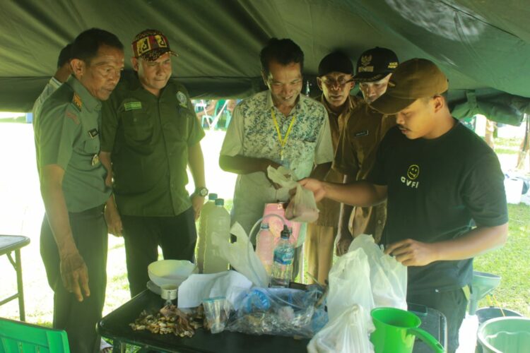 Seluruh Kepala Desa sekabupaten Nagan Raya mengikuti perlombaan membuat pupuk Pola KP2MN di Makodim 0116/Nagan Raya, Senin (20/11/23). Hadir dalam kegiatan ini, Forkopimda Nagan Raya diantaranya Ketua DPRK Jonniadi, SE, Wakil Ketua DPRK, Puji Astuti, Kapolres Nagan Raya, AKBP Rudi Saeful Hadi ,Kajari Nagan Raya, Djaka Bagus Wibisana,SE.,SH dan Kepala Dinas Pertanian, drh. Safridhal.