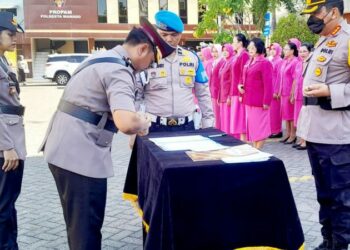 Serah terima jabatan Kasat Reskrim, Kasat Narkoba, dan Kapolsek Mapanget, serta pelantikan Kasat Intelkam dan Kapolsek Wenang Polresta Manado, Senin (20/11/2023).