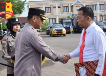 Kapolres Bone, AKBP Arief Doddy Suryawan, S.IK., memimpin upacara penyerahan penghargaan bagi 13 personel Tim Resmob Satreskrim Polres Bone. Wakapolres Kompol Sarifuddin dan para pejabat utama turut hadir dalam upacara yang diselenggarakan di halaman Mapolres Bone. Senin (20/11/2023).
