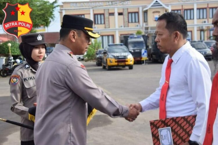 Kapolres Bone, AKBP Arief Doddy Suryawan, S.IK., memimpin upacara penyerahan penghargaan bagi 13 personel Tim Resmob Satreskrim Polres Bone. Wakapolres Kompol Sarifuddin dan para pejabat utama turut hadir dalam upacara yang diselenggarakan di halaman Mapolres Bone. Senin (20/11/2023).
