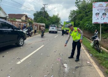 Telah terjadi kecelakaan lalulintas antara mobil Innova dan sepeda motor jenis Honda Supra dijalan Mereka, kelurahan Handayani Mulya kecamatan Talang Ubi pada Minggu (19/11/2023).