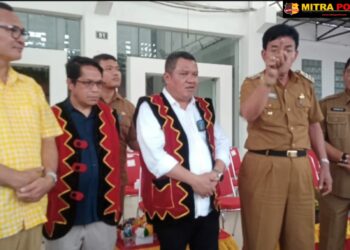 Anggota DPR RI Ir. Lamhot Sinaga Bagikan 233 Mesin konkit BBM ke BBG kepada 233 nelayan, Bupati Nias Barat klaim ada adu domba. Lamhot Sinaga akui Wakil Bupati Nias Barat sering berkunjung di ruang kerjanya menyampaikan aspirasi nelayan ini, Senin 20/11/2023.