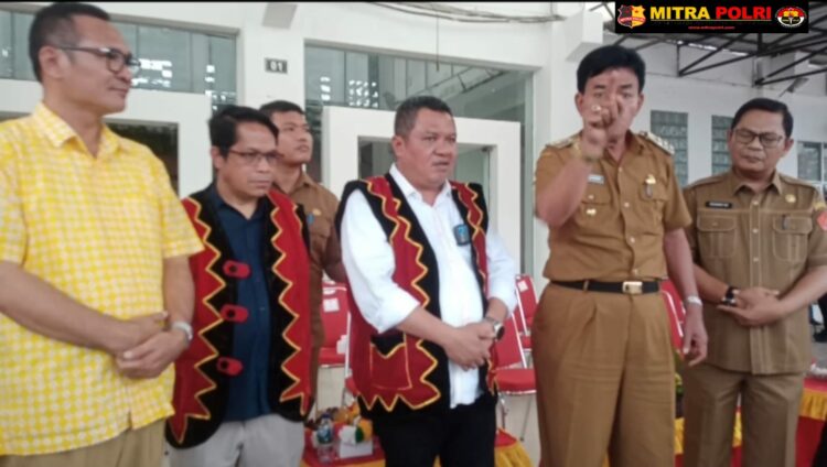 Anggota DPR RI Ir. Lamhot Sinaga Bagikan 233 Mesin konkit BBM ke BBG kepada 233 nelayan, Bupati Nias Barat klaim ada adu domba. Lamhot Sinaga akui Wakil Bupati Nias Barat sering berkunjung di ruang kerjanya menyampaikan aspirasi nelayan ini, Senin 20/11/2023.