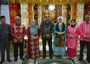 Pj Bupati Aceh Utara Dr. Drs. Mahyuzar, M.Si., gelar peusijuk dan temu pisah serta ucapkan selamat kepada Dandim 0103/Aceh utara yang baru Letkol Kav Makhyar ST, MT, S. HI., dan pejabat Lama Letkol Inf Hendrasari Nurhono S.I.P.,M.I.P., senin malam di Pendopo Bupati Aceh Utara .Jl. Iskandar Muda, Kel Kampong Jawa. Kecamatan Banda Sakti, Kota Lhokseumawe.(20/11/2023).