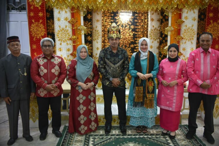 Pj Bupati Aceh Utara Dr. Drs. Mahyuzar, M.Si., gelar peusijuk dan temu pisah serta ucapkan selamat kepada Dandim 0103/Aceh utara yang baru Letkol Kav Makhyar ST, MT, S. HI., dan pejabat Lama Letkol Inf Hendrasari Nurhono S.I.P.,M.I.P., senin malam di Pendopo Bupati Aceh Utara .Jl. Iskandar Muda, Kel Kampong Jawa. Kecamatan Banda Sakti, Kota Lhokseumawe.(20/11/2023).