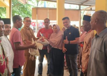 Bantuan Sosial Sembako Pangan dampak inflasi ini secara simbolis diserahkan kepada keluarga penerima manfaat oleh Geuchik Desa Alue Keujruen Afrizal, SH.I didampingi Sekcam Tanah Luas Bakhtiar, SE beserta jajaran perangkat desa di Halaman Balai Desa Alue Keujruen, Selasa (21/11/2023).