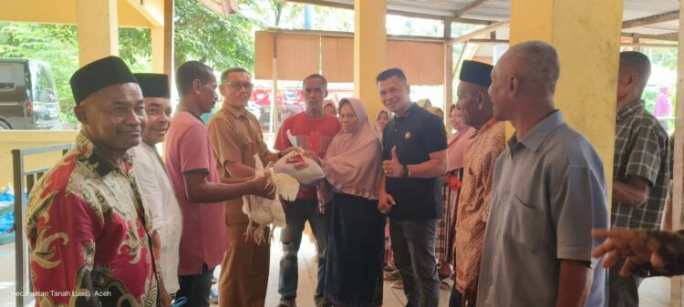 Bantuan Sosial Sembako Pangan dampak inflasi ini secara simbolis diserahkan kepada keluarga penerima manfaat oleh Geuchik Desa Alue Keujruen Afrizal, SH.I didampingi Sekcam Tanah Luas Bakhtiar, SE beserta jajaran perangkat desa di Halaman Balai Desa Alue Keujruen, Selasa (21/11/2023).