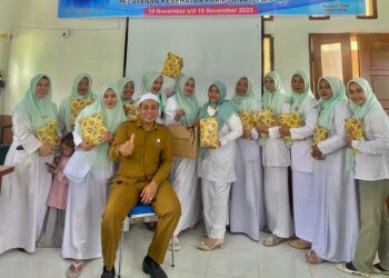 Kapus Paya Bakong Baktiar, SKM.,MM memberikan Reward kepada ASN, kontrak dan bakti sukarela dengan kriteria memiliki integritas dan loyalitas yang tinggi.