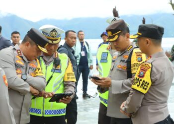 Kapolda Sumut Irjen Pol Agung Setya Imam Effendi, S.H.,S.I.K.,M.Si Rabu ( 22/07/2023) bersama sejumlah pejabat tinggi kepolisian Daerah Sumatera Utara melaksanakan pengecekan kesiapan pengamanan dalam rangka hari pertama pelaksanaan Event Aqua Bike Jetski World Championship 2023 di wilayah Kabupaten Samosir.
