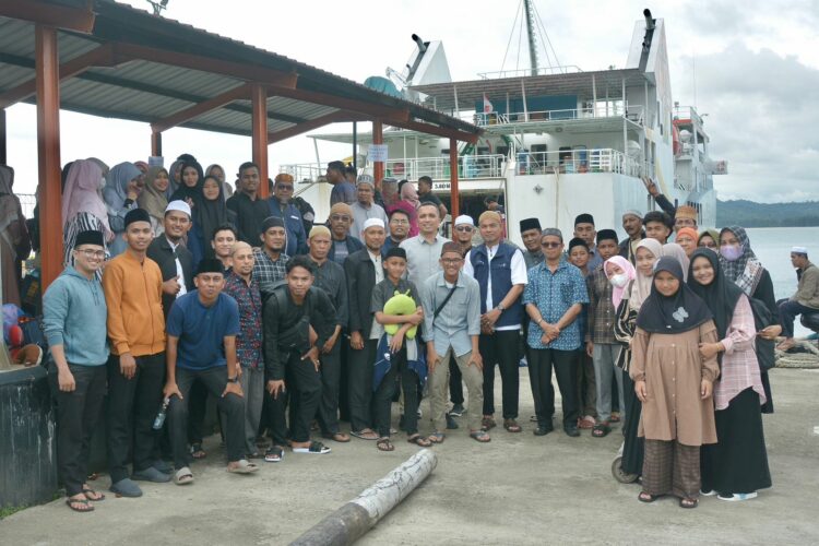 Pj Wali Kota Sabang Reza Fahlevi menyempatkan diri mengantar rombongan atau Kafilah Musabaqah Tilawatil Qur'an (MTQ) Kota Sabang ke Pelabuhan Calang.