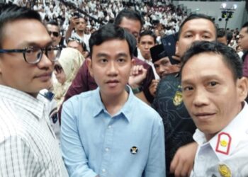 Viral di medsos beredar foto bareng seorang kepala desa di Kabupaten OKI dan Gibran yang merupakan calon wakil presiden (cawapres) dari Prabowo Subianto. Oknum tersebut adalah Kepala Desa Srigeni Baru, Aliaman.
