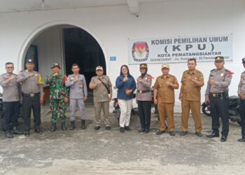 Kapolsek Siantar Barat Ipda Agustina Triyadewi bersama Camat Siantar Barat Herwan Saragih SH  dan Danramil 04/SML Siantar Barat turun ke  Kantor KPU Kota Pematang Siantar. Foto: Dok. Polres Pematang Siantar.