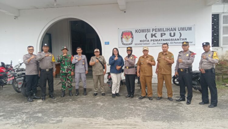 Kapolsek Siantar Barat Ipda Agustina Triyadewi bersama Camat Siantar Barat Herwan Saragih SH  dan Danramil 04/SML Siantar Barat turun ke  Kantor KPU Kota Pematang Siantar. Foto: Dok. Polres Pematang Siantar.