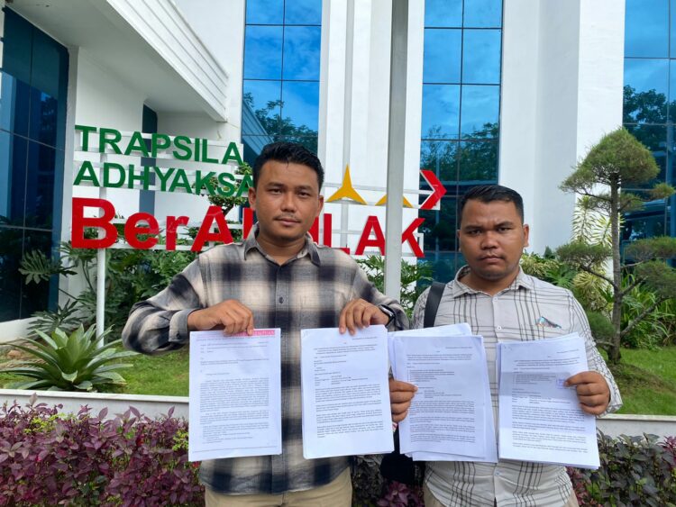 Korban KDRT Jenti Mutiara melalui kuasa hukumnya Paul JJ Tambunan mendatangi kantor Kejati Sumut untuk mengantarkan surat permohonan perlindungan hukum terhadap kasus dugaan KDRT yang dilakukan mantan suaminya berinisial SH.