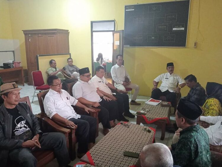 Sejumlah Partai Politik Se-Kabupaten Purbalingga menggeruduk beberapa kantor kecamatan untuk meminta netralitas ASN. Kegiatan ini dihadiri Petinggi Parpol Golkar, PKS, Gerindra, Demokrat, PKB, PAN, Umat, dan Gelora serta puluhan simpatisan Parpol se-Purbalingga. Rabu Siang. 22/11/2023.
