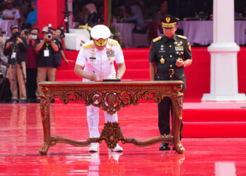 Upacara serah terima jabatan Panglima TNI dari Laksamana TNI Yudo Margono, S.E., M.M. kepada Jenderal TNI Agus Subiyanto dilaksanakan secara sederhana namun khidmad, bertempat di Plaza Mabes TNI, Cilangkap, Jakarta Timur, Rabu (22/11/2023).