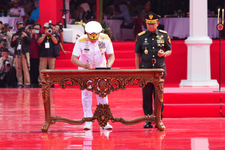 Upacara serah terima jabatan Panglima TNI dari Laksamana TNI Yudo Margono, S.E., M.M. kepada Jenderal TNI Agus Subiyanto dilaksanakan secara sederhana namun khidmad, bertempat di Plaza Mabes TNI, Cilangkap, Jakarta Timur, Rabu (22/11/2023).