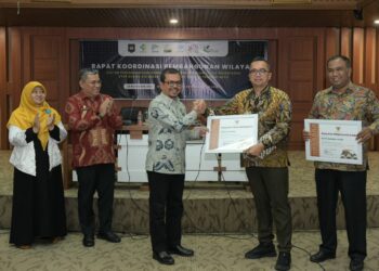 Penghargaan ini diberikan kepada dua daerah yakni Kota Sabang dan Kota Banda Aceh, pada Rapat Koordinasi Pembangunan Wilayah Sektor Perumahan dan Kawasan Pemukiman dalam Upaya Penuntasan Stop BABS (SBS) di Provinsi Aceh, yang diselenggarakan di Kantor Gubernur Aceh, Kamis (23/11/23).