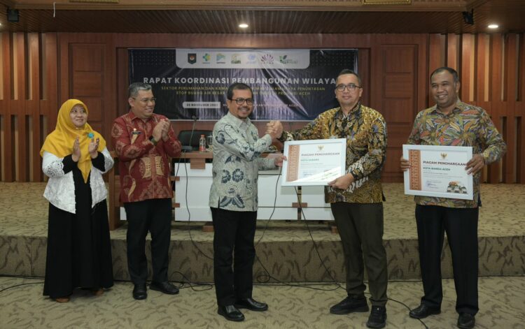 Penghargaan ini diberikan kepada dua daerah yakni Kota Sabang dan Kota Banda Aceh, pada Rapat Koordinasi Pembangunan Wilayah Sektor Perumahan dan Kawasan Pemukiman dalam Upaya Penuntasan Stop BABS (SBS) di Provinsi Aceh, yang diselenggarakan di Kantor Gubernur Aceh, Kamis (23/11/23).