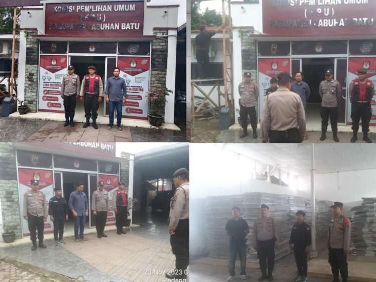 Personel Polres Labuhanbatu Laksanakan giat pengamanan di Kantor KPU Kab.Labuhanbatu Jln.W.R Supratman No.52 Kel.Padang Matinggi Kec.Rantau Utara Kab.Labuhanbatu, Sumut, Kamis (23/11/2023).