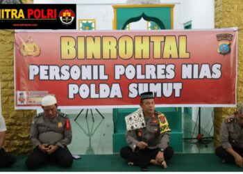 Personil Polres Nias mengikuti kegiatan Binrohtal (Pembinaan Rohani dan Mental) dengan melaksanakan Ibadah rutin di Aula Sanika Satyawada bagi Personil yang Nasrani dan di Mesjid Baiturrahman Polres Nias bagi yang Muslim, Kamis (23/11/2023).