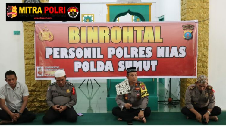 Personil Polres Nias mengikuti kegiatan Binrohtal (Pembinaan Rohani dan Mental) dengan melaksanakan Ibadah rutin di Aula Sanika Satyawada bagi Personil yang Nasrani dan di Mesjid Baiturrahman Polres Nias bagi yang Muslim, Kamis (23/11/2023).