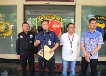 Direktur Reserse Kriminal Khusus Polda Jawa Tengah, Kombes Dwi Subagio dalam sebuah konferensi pers di Mako Ditreskrimsus Polda Jateng pada Jumat, (24/11/2023) pagi.