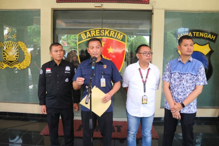 Direktur Reserse Kriminal Khusus Polda Jawa Tengah, Kombes Dwi Subagio dalam sebuah konferensi pers di Mako Ditreskrimsus Polda Jateng pada Jumat, (24/11/2023) pagi.