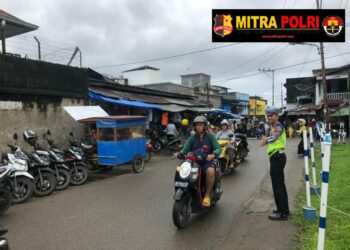Personil Sat Lantas Polres Nias rutin melaksanakan Pos Padat pagi berupa Pengaturan Lalu Lintas di beberapa Persimpangan Rawan Kepadatan arus lalulintas, pelanggaran dan Laka Lantas di Seputaran Kota Gunungsitoli, Jumat (24/11/2023) pagi.