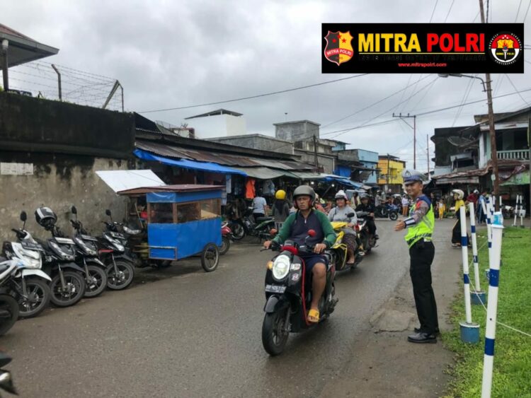 Personil Sat Lantas Polres Nias rutin melaksanakan Pos Padat pagi berupa Pengaturan Lalu Lintas di beberapa Persimpangan Rawan Kepadatan arus lalulintas, pelanggaran dan Laka Lantas di Seputaran Kota Gunungsitoli, Jumat (24/11/2023) pagi.