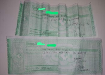 Bukti kwitansi yang di tanda tangani dengan Rusnan sebagai (RT003) dan bukti chat Khoirul Huda (Kepala Dusun) melalui WA (Whatsapp) yang meminta pungutan biaya kepada warga sekitarnya terkait program PTSL desa tersebut.