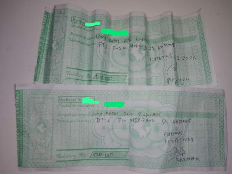 Bukti kwitansi yang di tanda tangani dengan Rusnan sebagai (RT003) dan bukti chat Khoirul Huda (Kepala Dusun) melalui WA (Whatsapp) yang meminta pungutan biaya kepada warga sekitarnya terkait program PTSL desa tersebut.