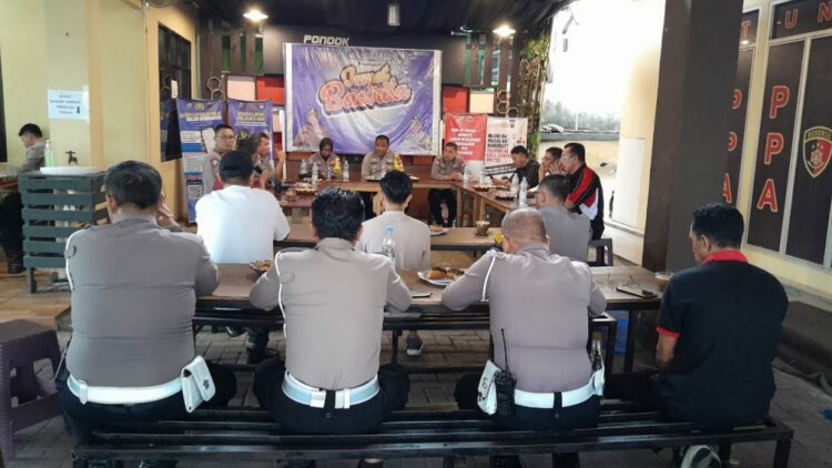 Polresta Manado melaksanakan kegiatan Jumat Bacirita yang fokus membahas strategi dan tindakan untuk menjaga kelancaran lalu lintas, Jumat (24/11/2023).