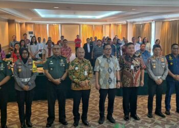 Hotel Grand Puri menjadi saksi ketika dua personel kepolisian, Kompol Yulfa Irawati SE SIK dan IPDA NS Hiola, dipimpin oleh Kasat Lantas Polresta Manado, berkumpul dalam sebuah kegiatan yang memiliki tujuan besar. Kegiatan tersebut adalah bagian dari persiapan pengamanan arus lalin menjelang Natal dan Tahun Baru.