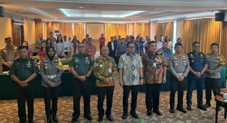 Hotel Grand Puri menjadi saksi ketika dua personel kepolisian, Kompol Yulfa Irawati SE SIK dan IPDA NS Hiola, dipimpin oleh Kasat Lantas Polresta Manado, berkumpul dalam sebuah kegiatan yang memiliki tujuan besar. Kegiatan tersebut adalah bagian dari persiapan pengamanan arus lalin menjelang Natal dan Tahun Baru.