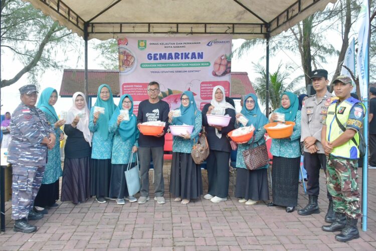 Dinas Kelautan dan Perikanan Kota Sabang bersama ibu-ibu TP-PKK Kota Sabang, membagikan produk olahan ikan kepada masyarakat. Sebanyak 950 kemasan produk olahan ikan berupa sempol, otak-otak, dan ekado, dibagikan kepada masyarakat yang melintas di jalan Sabang Fair, Jum'at (24/11/23).