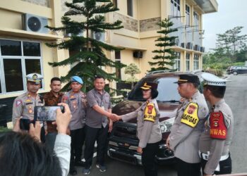 Tim UKL l Polres PALI melimpahkan barang bukti berupa mobil minibus jenis Toyota Rush warna merah metalik kepada pihak Poltabes Palembang Sumsel pada Jumat (24/11/2023) sore.