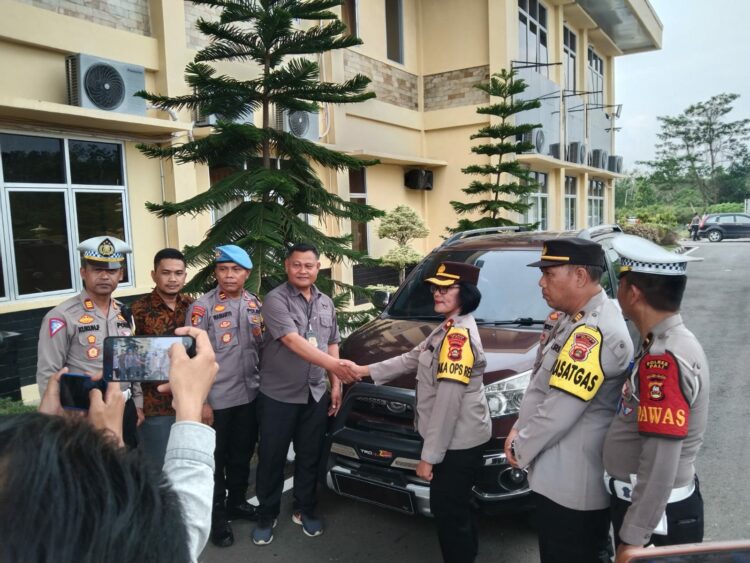 Tim UKL l Polres PALI melimpahkan barang bukti berupa mobil minibus jenis Toyota Rush warna merah metalik kepada pihak Poltabes Palembang Sumsel pada Jumat (24/11/2023) sore.