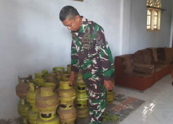 Babinsa Koramil 12/Tnp Kodim 0103/Aceh Utara, Sertu Zulfikar melaksanakan pengecekan ke usaha dagang (UD) pangkalan tabung gas LPG di desa Cangguk Kecamatan Tanah Pasir Kabupaten Aceh Utara, Sabtu (25/11/2023).